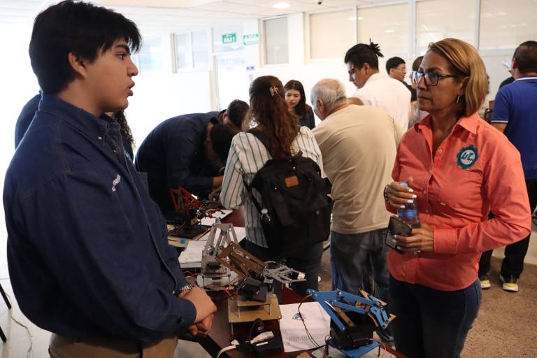 Presentan estudiantes de mecatrónica de la UTEsc sus proyectos con éxito