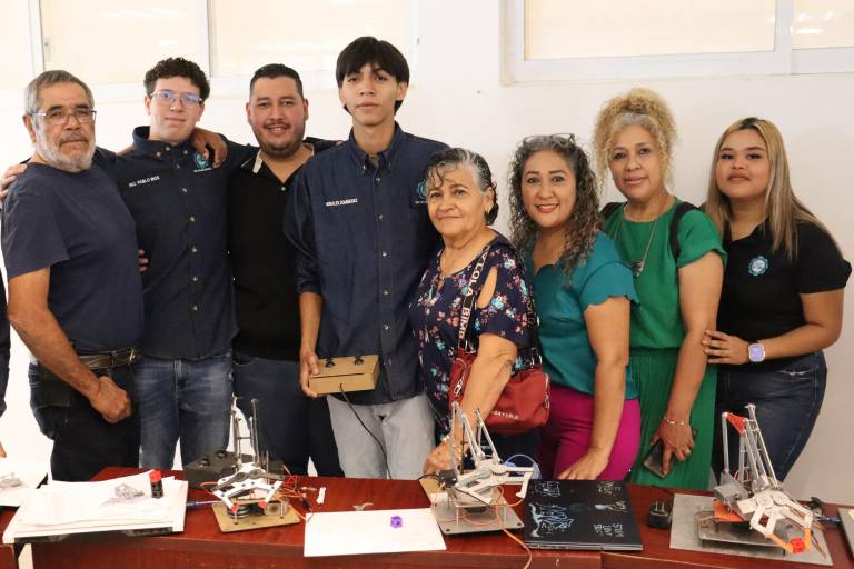 Presentan estudiantes de mecatrónica de la UTEsc sus proyectos con éxito
