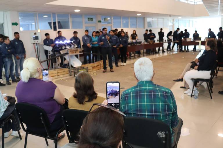 Presentan estudiantes de mecatrónica de la UTEsc sus proyectos con éxito