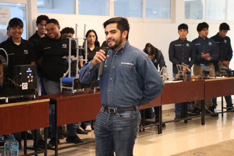 Presentan estudiantes de mecatrónica de la UTEsc sus proyectos con éxito