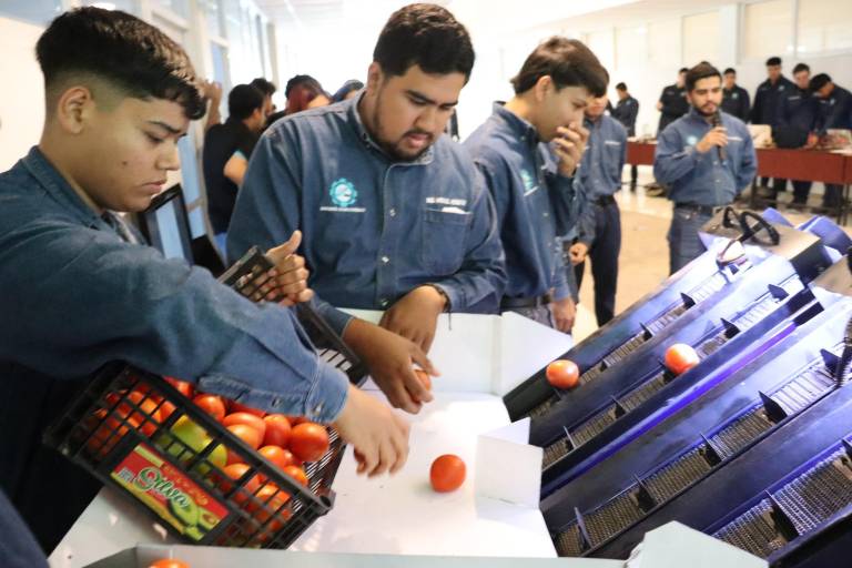 Presentan estudiantes de mecatrónica de la UTEsc sus proyectos con éxito