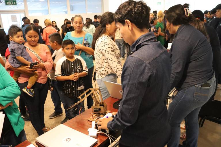 Presentan estudiantes de mecatrónica de la UTEsc sus proyectos con éxito