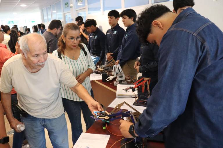 Presentan estudiantes de mecatrónica de la UTEsc sus proyectos con éxito