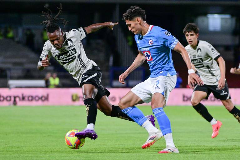 Cruz Azul vence 3-0 a San Luis y se afianza en la Liga MX