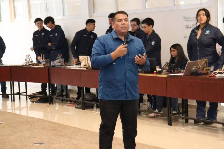 Presentan estudiantes de mecatrónica de la UTEsc sus proyectos con éxito