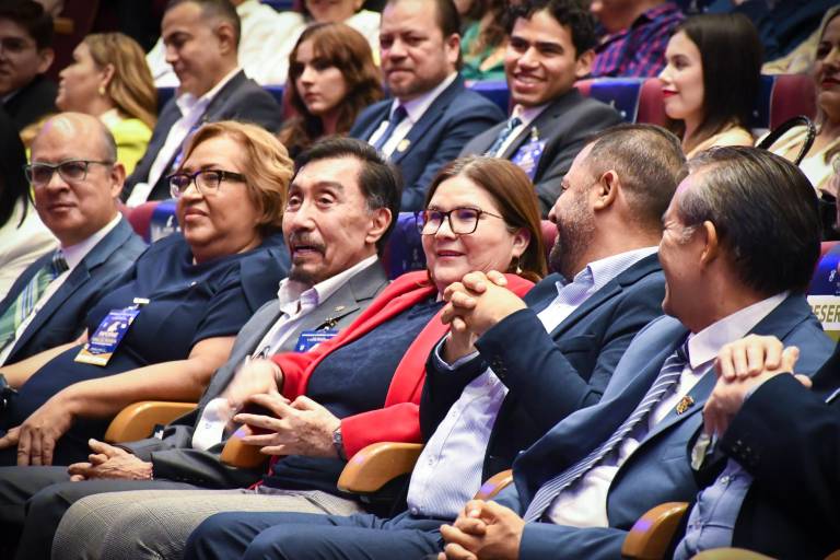 ‘Tú sabrás qué haces’, dice Rocha en público a la Senadora Imelda Castro sobre su carrera política