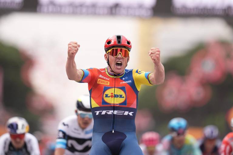 Mads Pedersen estrena la maglia rosa en Tirana, en inicio del Giro de Italia