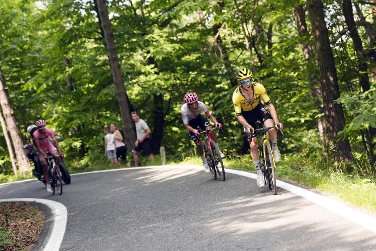 Isaac del Toro pierde ante Simon Yates la maglia rosa del Giro de Italia