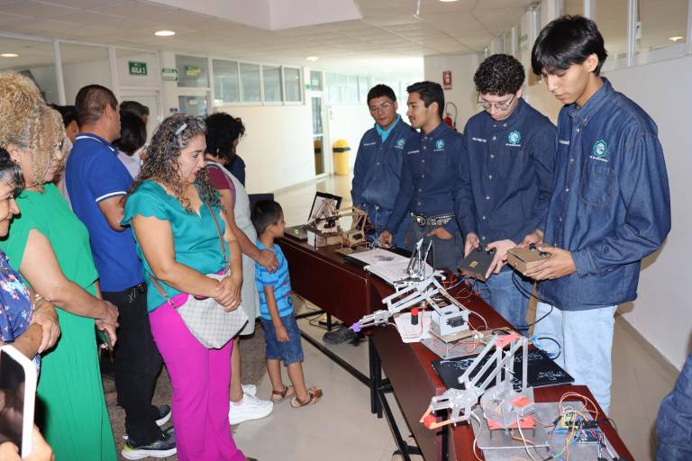 Presentan estudiantes de mecatrónica de la UTEsc sus proyectos con éxito