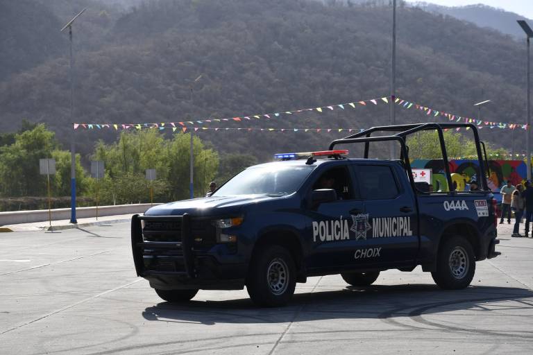 Localizan dos hombres asesinados a balazos y con mensaje en el arco de entrada de Choix