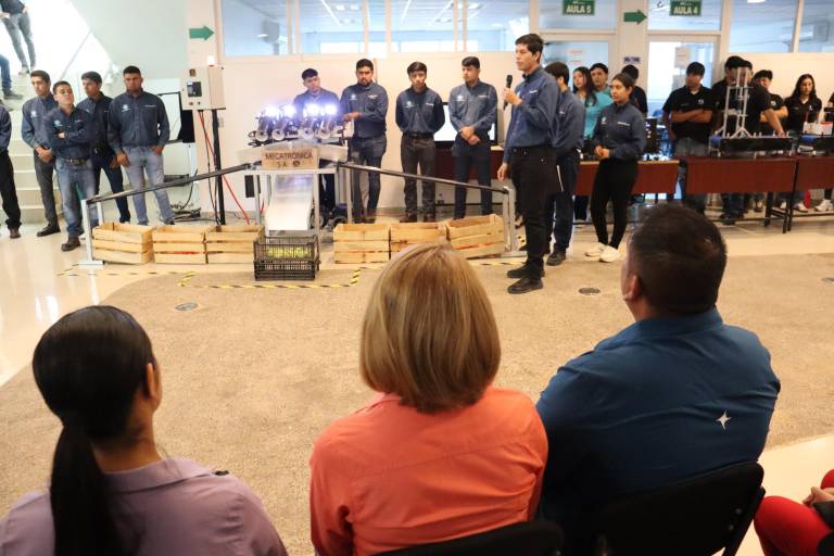 Presentan estudiantes de mecatrónica de la UTEsc sus proyectos con éxito