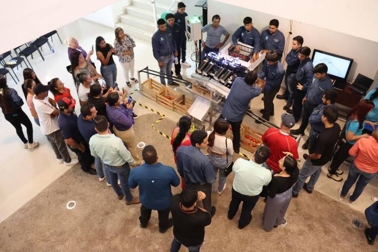 Presentan estudiantes de mecatrónica de la UTEsc sus proyectos con éxito
