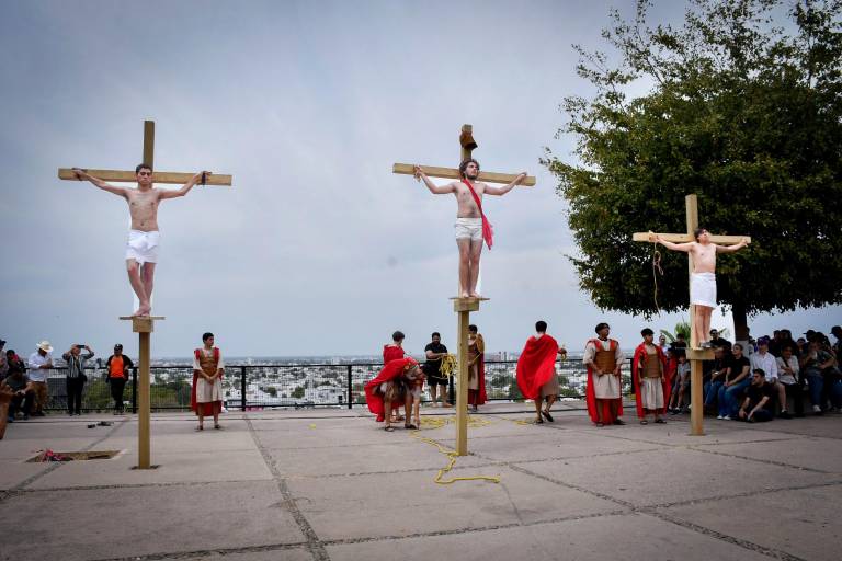 Culiacán presencia el camino a la cruz de Cristo con una escenificación juvenil