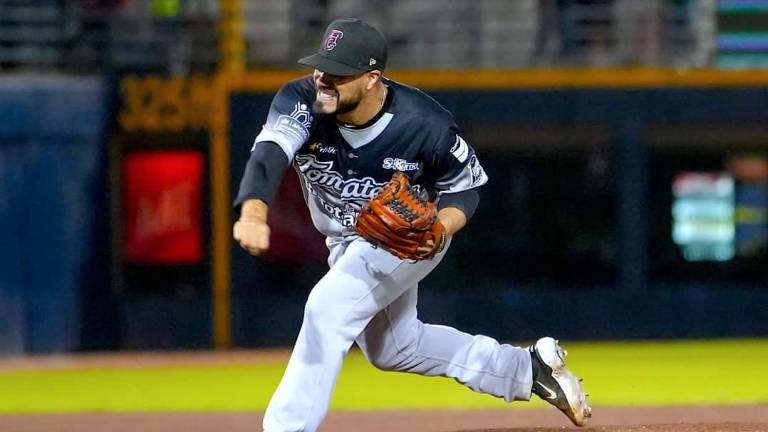 El lanzador de Tomateros, Manny Barreda, es tomado por Yaquis.