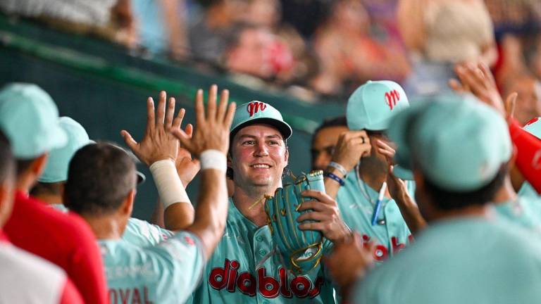 Trevor Bauer seguirá todo mayo con los pingos.