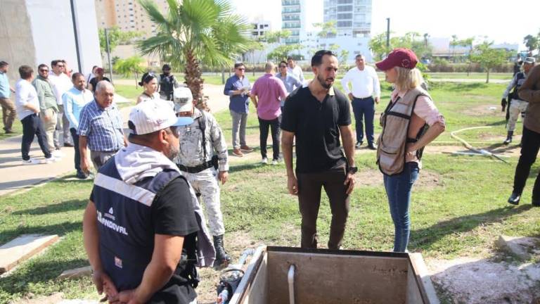 Recorrido de autoridades municipales y militares por zona del parque Central de Mazatlán.