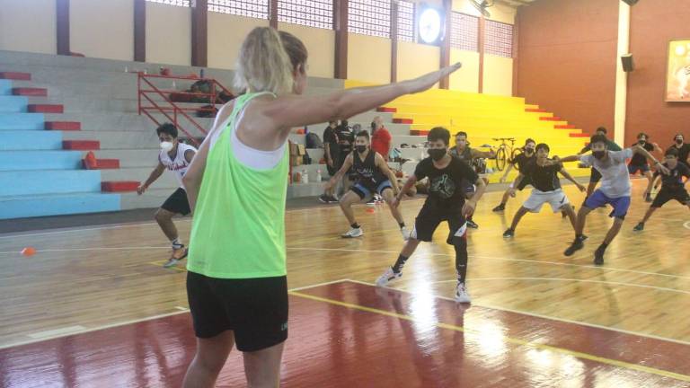 Sarita Castro da instrucciones a los alumnos.
