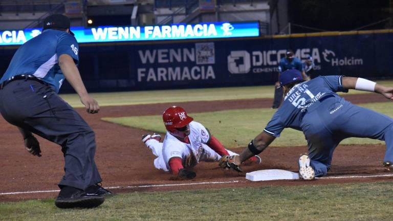 Leo Heras es safe en tercera.