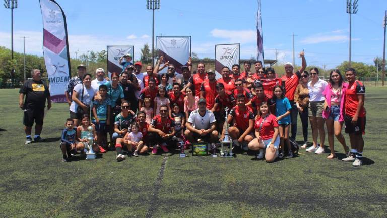 Diablos Fierreros festeja su título.