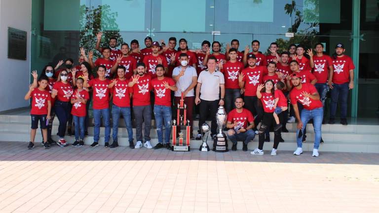 Los integrantes de Rafael Buelna Eliel posan con sus trofeos.