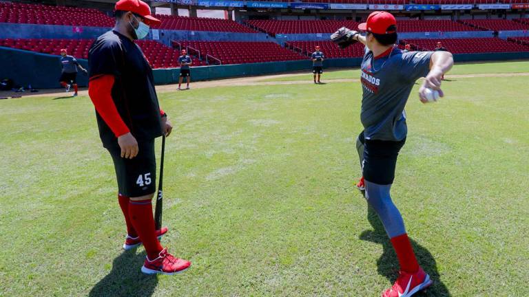 El coach Sergio Valenzuela ha checado al detalle a los lanzadores de Venados de Mazatlán.
