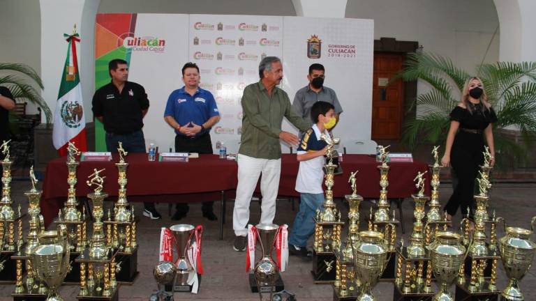 Jesús Estrada Ferreiro encabeza la premiación.