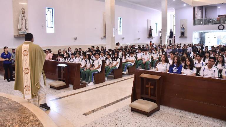 Alumnos de primaria y secundaria acuden a dar gracias a Dios.