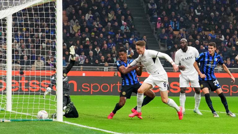 Inter y Napoli empatan a un gol.