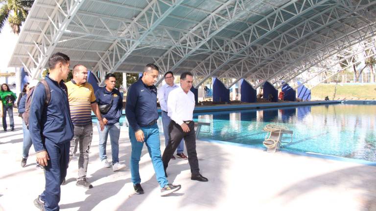 El Rector Jesús Madueña Molina recorre la alberca olímpica de la UAS.