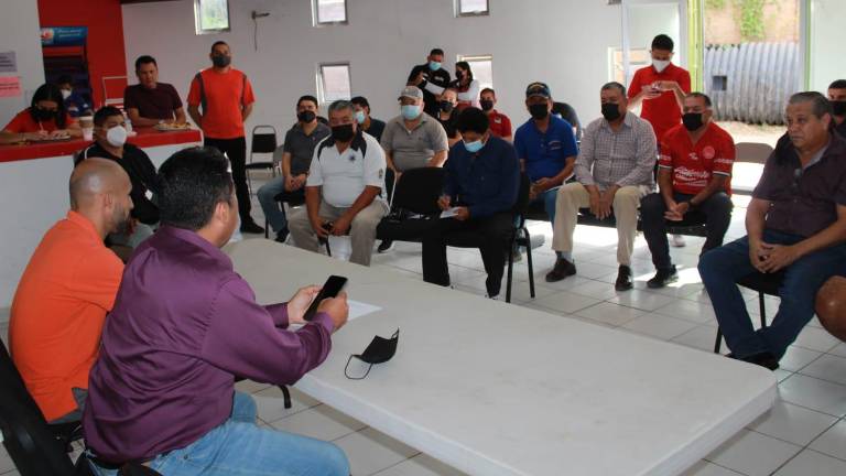 Heriberto “Talismán” García Osuna se reúne con los promotores deportivos.