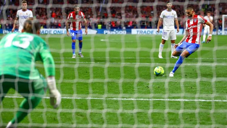 Yannick Carrasco marca de penal el gol del triunfo colchonero.