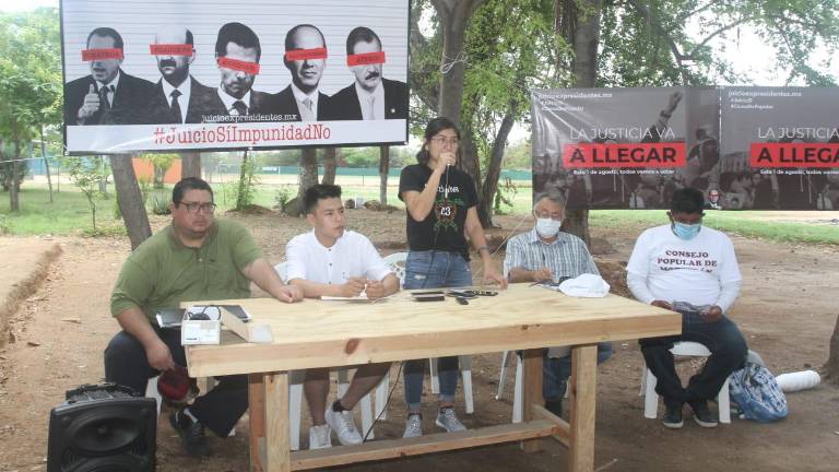 Los promotores de la consulta en el puerto.