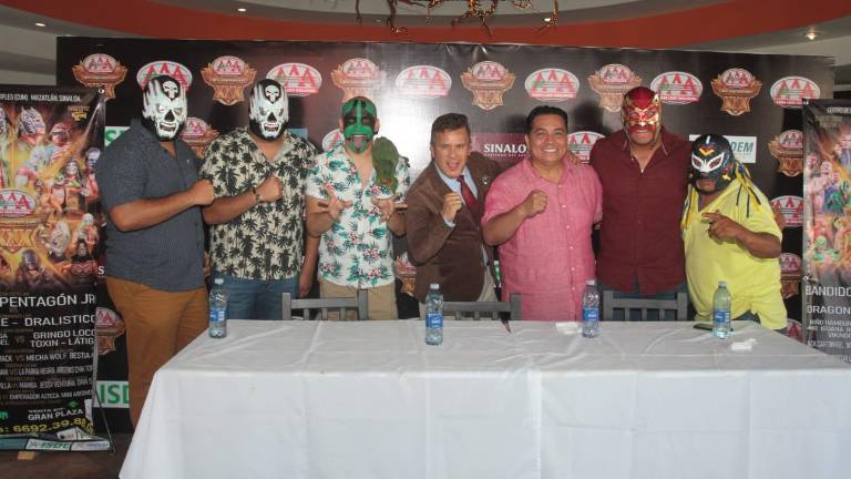 Promotores y luchadores promocionan la velada del 2 de julio.