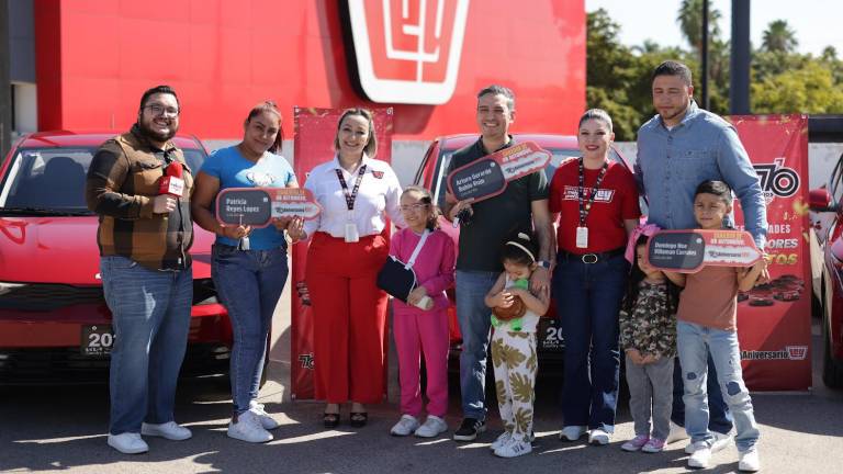 Ganadores de los autos en el 70 aniversario de Casa Ley.