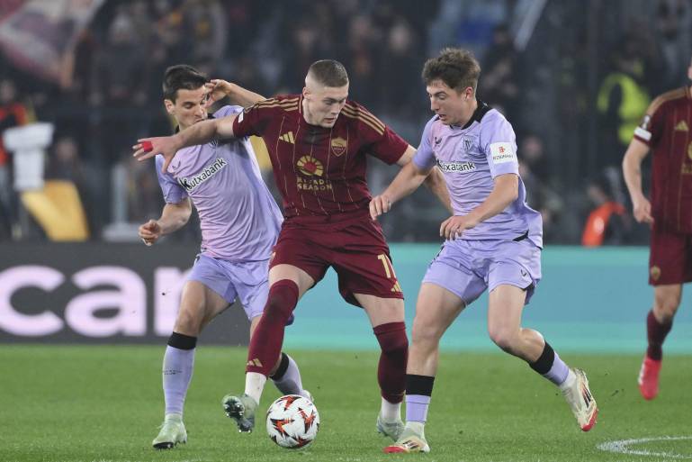Shomurodov da alas a la Roma en la Europa League