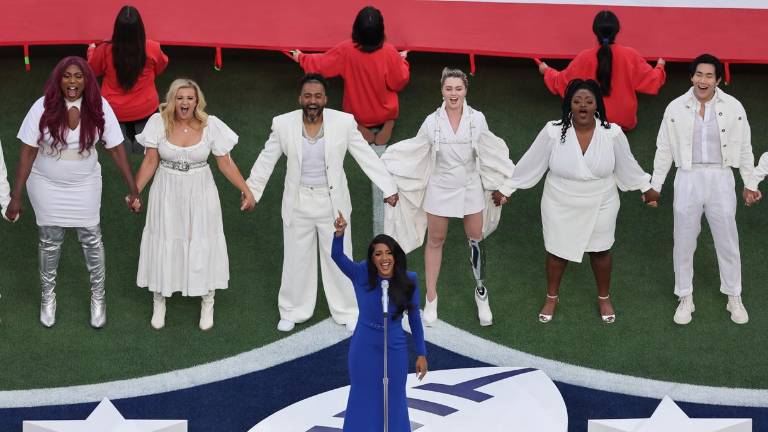 Mickey Guyton entonan el Himno Nacional de Estados Unidos al iniciar el Super Bowl 2021.