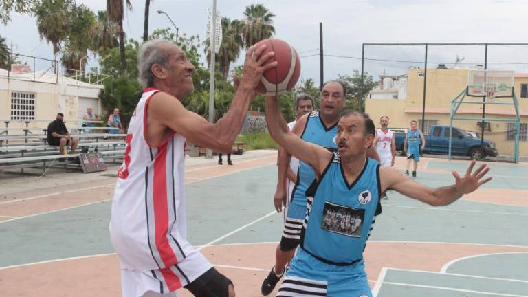 La cancha del Infonavit Playas sirve como escenario para el Maxibaloncesto.