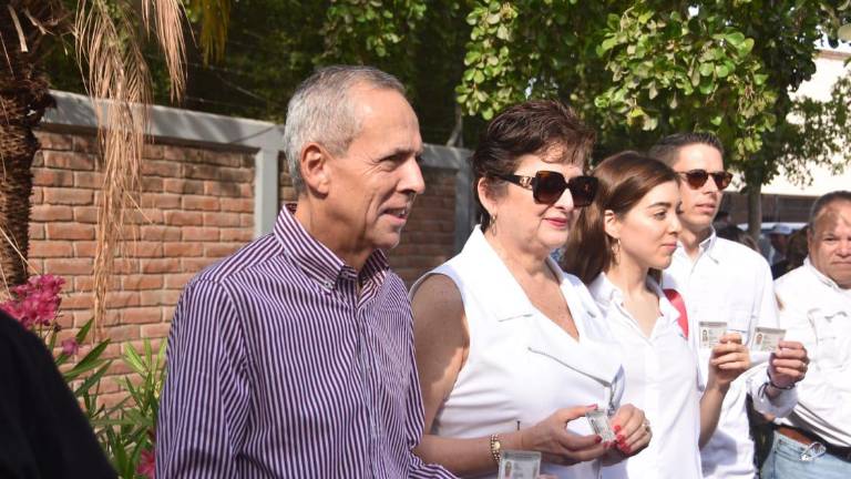 Gerardo Vargas Landeros acude a emitir su voto en Los Mochis.