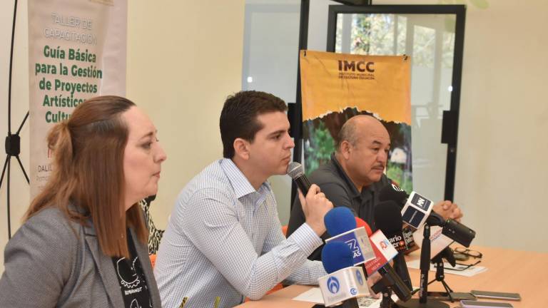 Dalila Rivas Coronel, Carlos Alonso Ramírez Reyes y Jorge Escalante dan detalles del taller.