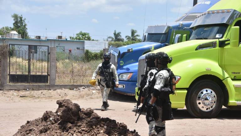 Personal de la Guardia Nacional resguarda vehículos asegurados en Sánchez Celis, en Eldorado.