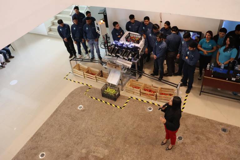Presentan estudiantes de mecatrónica de la UTEsc sus proyectos con éxito