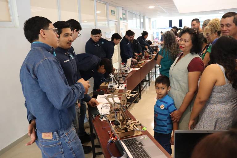 Presentan estudiantes de mecatrónica de la UTEsc sus proyectos con éxito