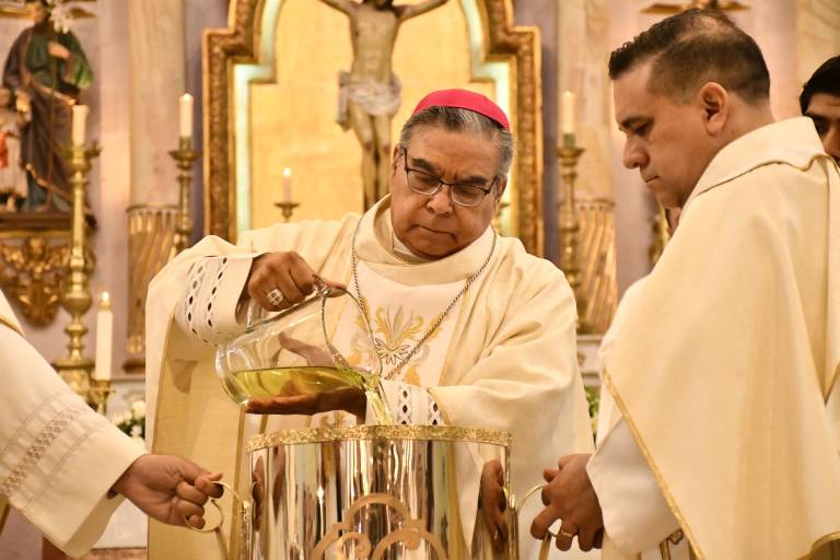 Obispo de Culiacán recibe renovación de promesas sacerdotales y bendice los santos óleos en la misa crismal