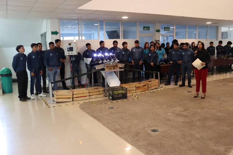Presentan estudiantes de mecatrónica de la UTEsc sus proyectos con éxito