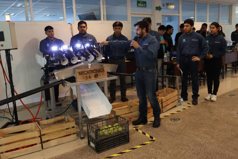 Presentan estudiantes de mecatrónica de la UTEsc sus proyectos con éxito