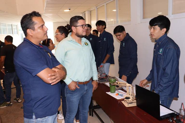 Presentan estudiantes de mecatrónica de la UTEsc sus proyectos con éxito