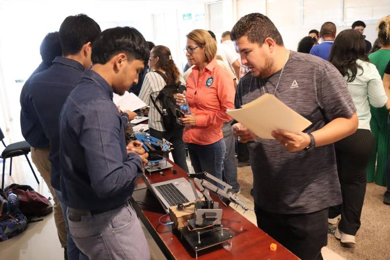 Presentan estudiantes de mecatrónica de la UTEsc sus proyectos con éxito
