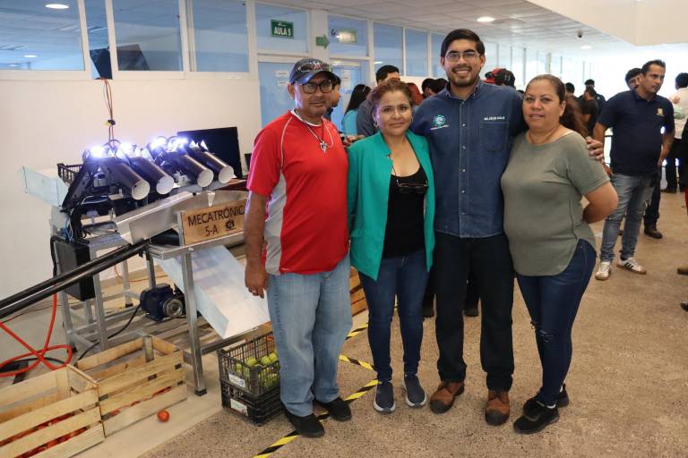 Presentan estudiantes de mecatrónica de la UTEsc sus proyectos con éxito
