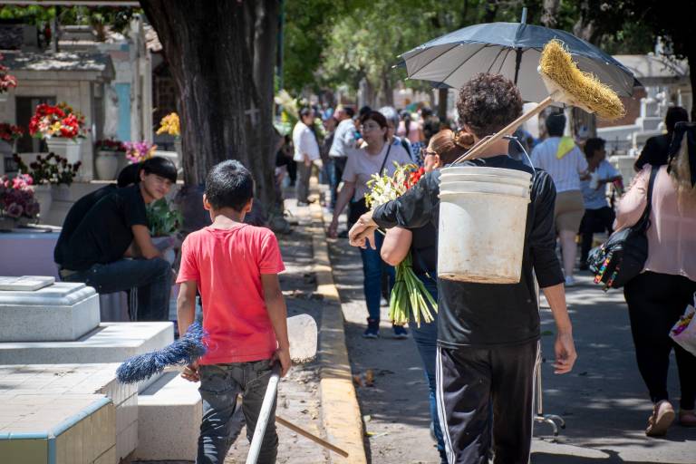 Registran gran afluencia de personas en los panteones de Culiacán este 10 de mayo