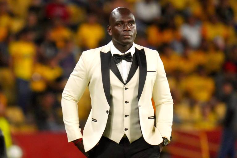 Ex jugador de Dorados causa furor con su elegancia en la banca